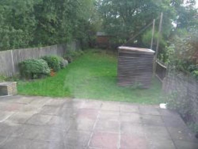 			5 Bedroom, 1 bath, 1 reception Flat			 Ridge Hill, GOLDERS GREEN NW11